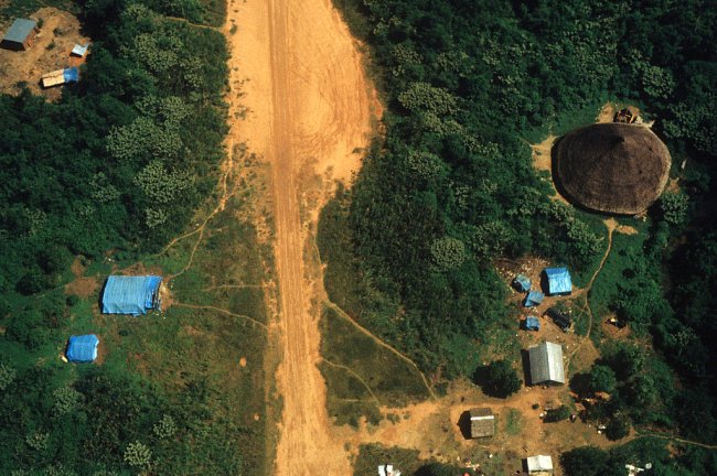 Indígena de 12 anos é estuprada até a morte por garimpeiros ilegais em RR Foto aérea de uma região desmatada da Amazõnia