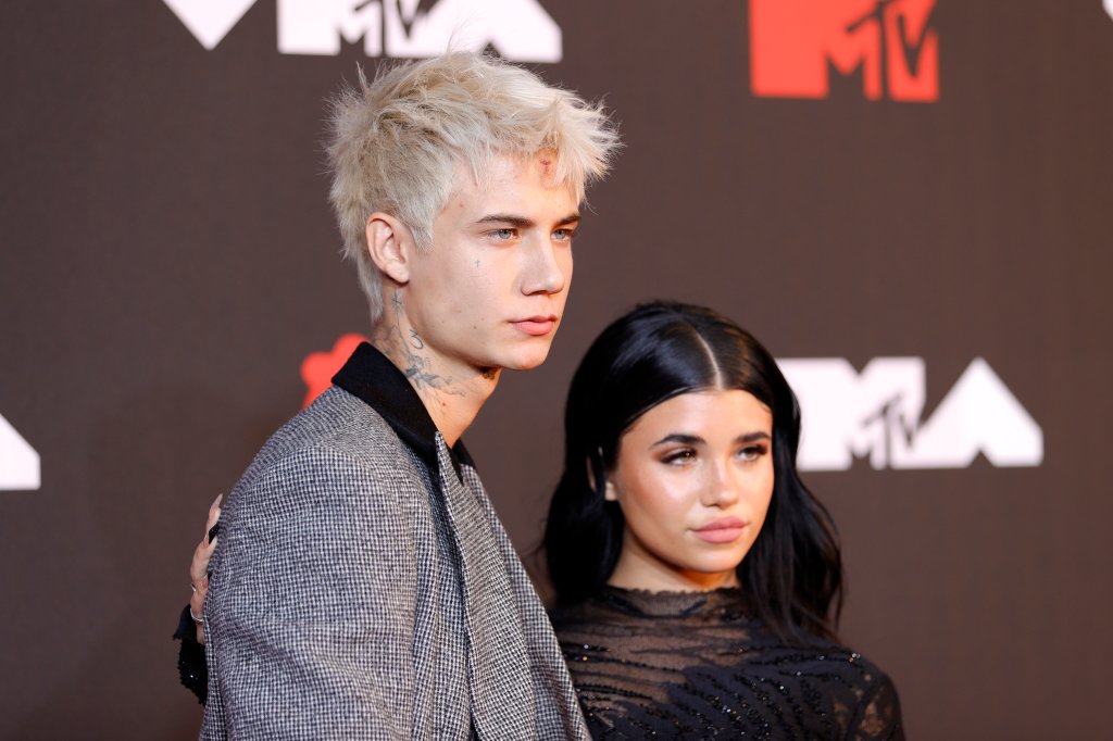 Jaden Hossler e Nessa Barrett posando no tapete vermelho