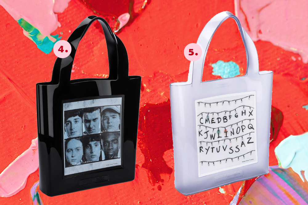 Duas bolsas da Melissa na temática Stranger Things em fundo de tinta vermelha