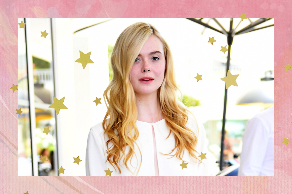 Montagem em fundo rosa com estrelinhas douradas de foto da Elle Fanning