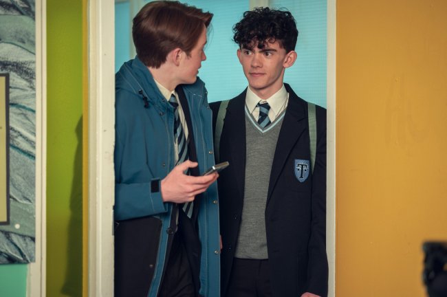 heartstopper-look-charlie-nick Nick Nelson (Kit Connor) e Charlie Spring (Joe Locke) conversando em Heartstopper