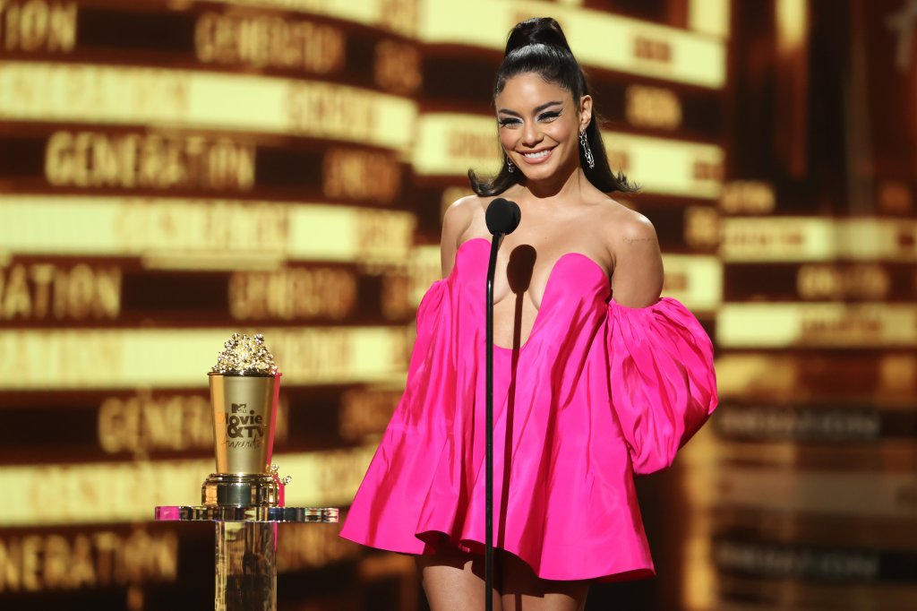 Vanessa Hudgens apresentando o MTV Movie Awards de 2022. Ela usa um vestido pink de mangas bufantes