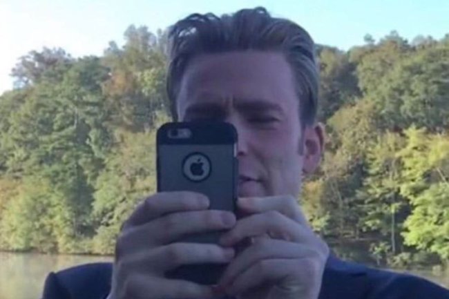 Chris Evans mexendo em um Iphone 6s