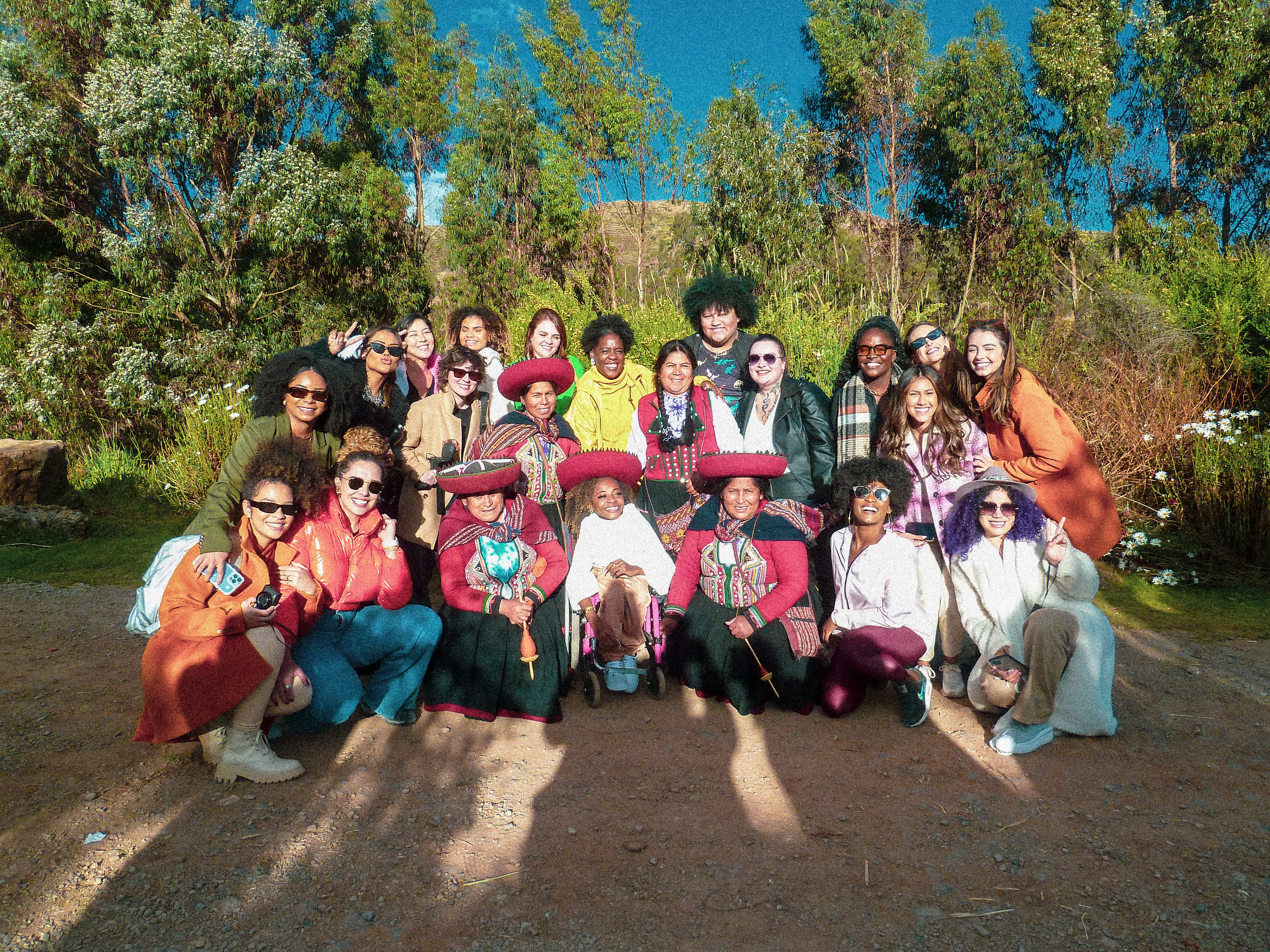 Embaixadores da Salon Line com artesãs de Chinchero, no Peru