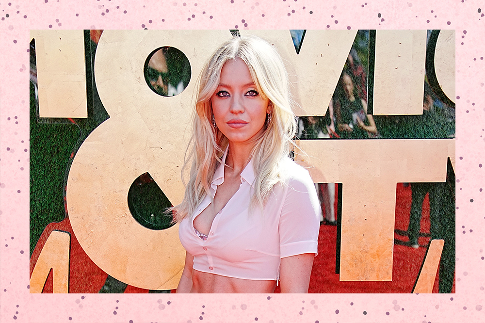 Montagem com foto de Sydney Sweeney no MTV Movie Awards com fundo rosa de bolinhas