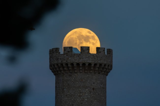 Superlua na couna de Santo Stefano di Sessanio, na Itália