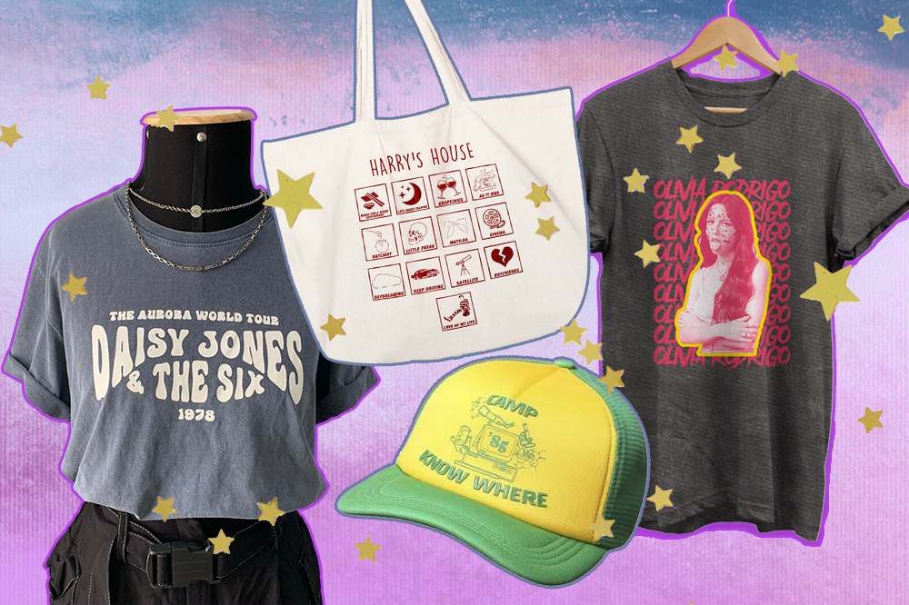 Montagem em fundo degradê lilás e azul com estrelinhas douradas. Há quatro produtos na foto: uma camiseta de Daisy Jones & The Shix pendurada em um manequim, uma bolsa de Harry's House, um boné de Stranger Things e uma camiseta de Olivia Rodrigo