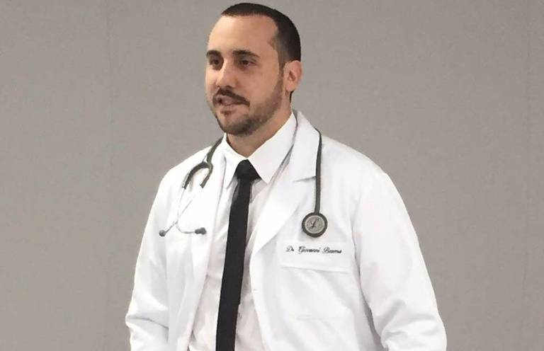 Imagem de Giovanni Quintella Bezerra, médico anestesista preso em flagrante por estupro de vulnerável. Ele é um homem branco, por volta dos 30 anos, com cabelo curto e barba