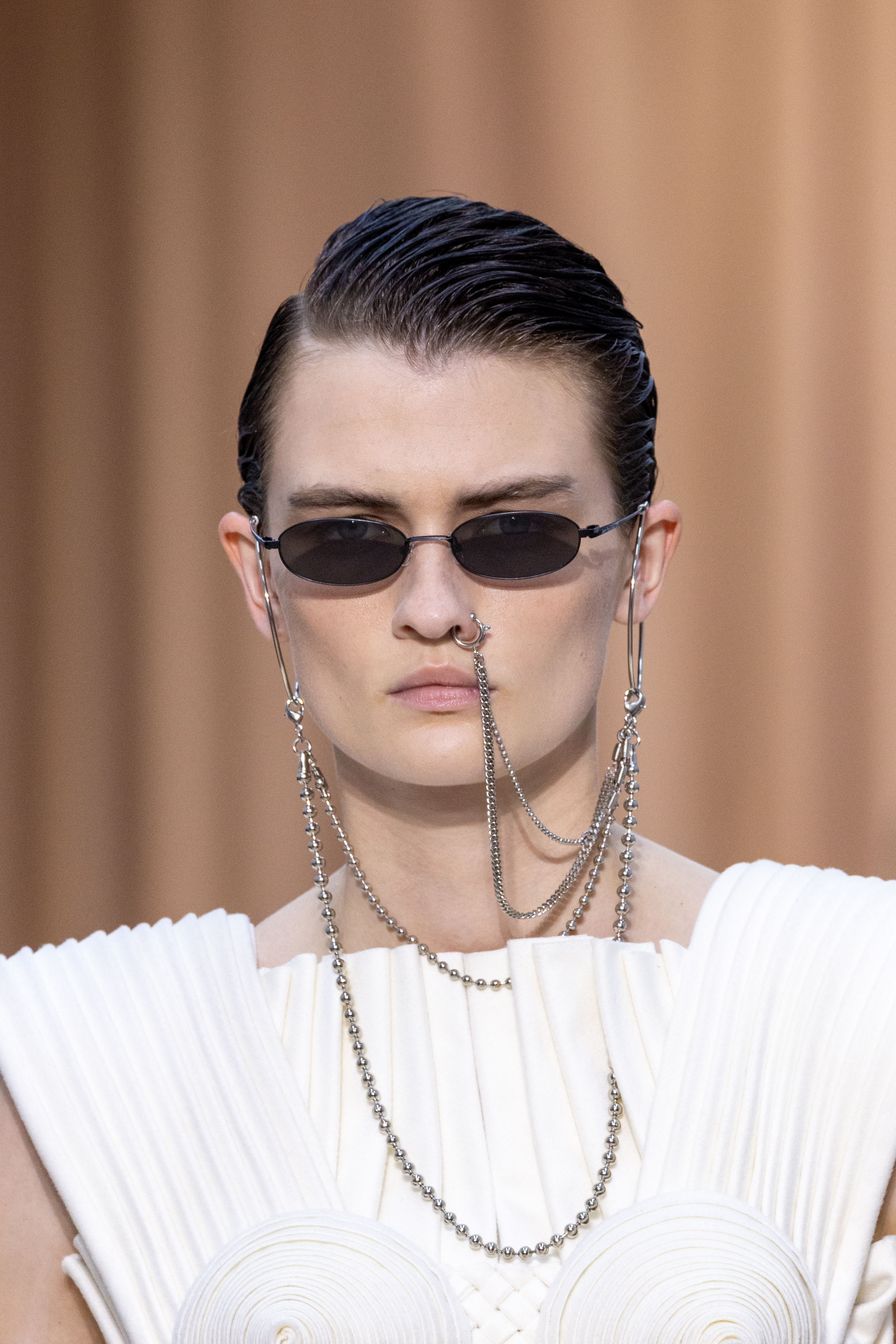 Jean-Paul Gaultier : Runway – Paris Fashion Week – Haute Couture Fall Winter 2022 2023 Modelo usando óculos de sol e piercing de correntes no nariz no Desfile de outono-inverno 2022-23 da Jean-Paul Gaultier na semana de alta-costura em Paris