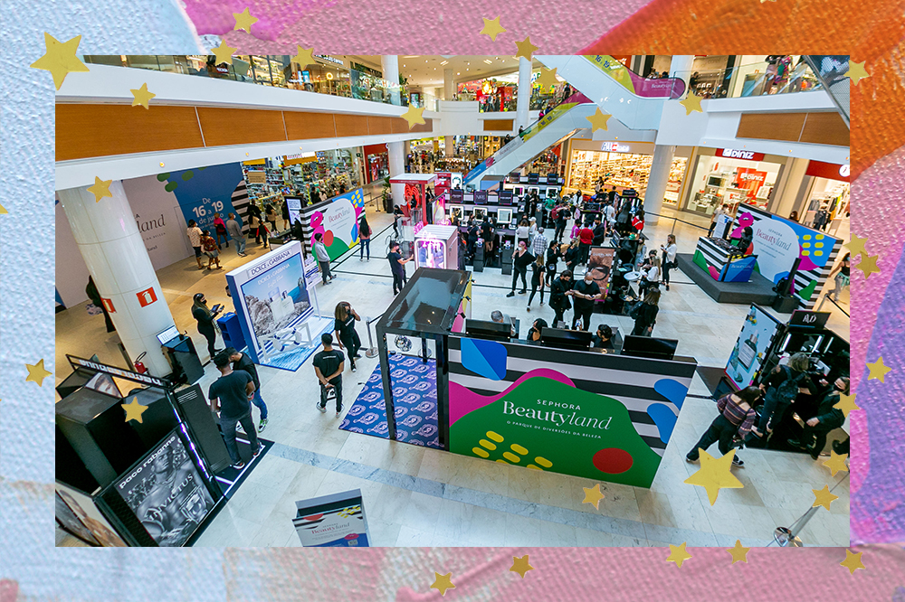 Montagem em fundo azul, rosa e laranja com foto do evento Beauty Land da Sephora em shopping