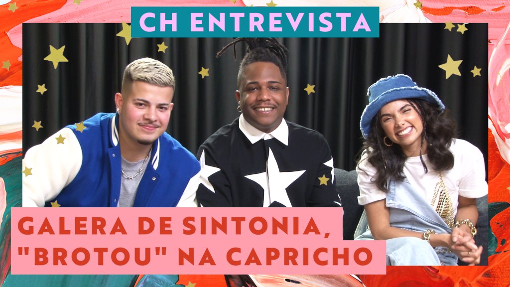 Elenco de Sintonia sorrindo para foto; a margem é uma textura nas cores verde, branco, rosa e vermelho com estrelas amarelas como decoração; centro superior da imagem é possível ler "CH Entrevista" e na lateral inferior esquerda é possível ler "Elenco de Sintonia 'brotou' na Capricho"