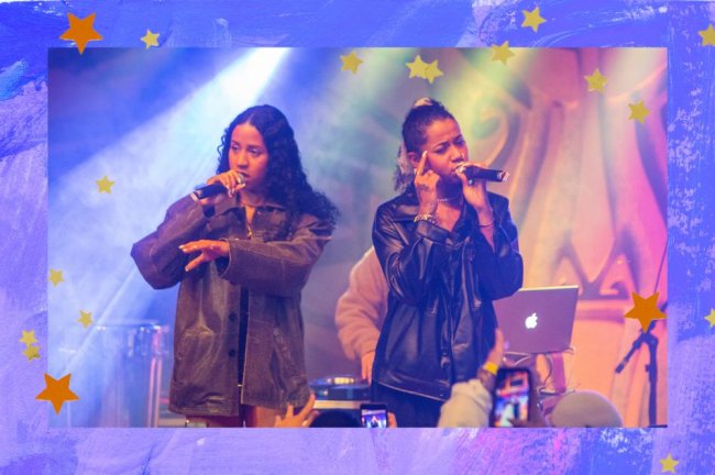 Foto da irmãs Tasha e Tracie se apresentando em um palco com luzes azul