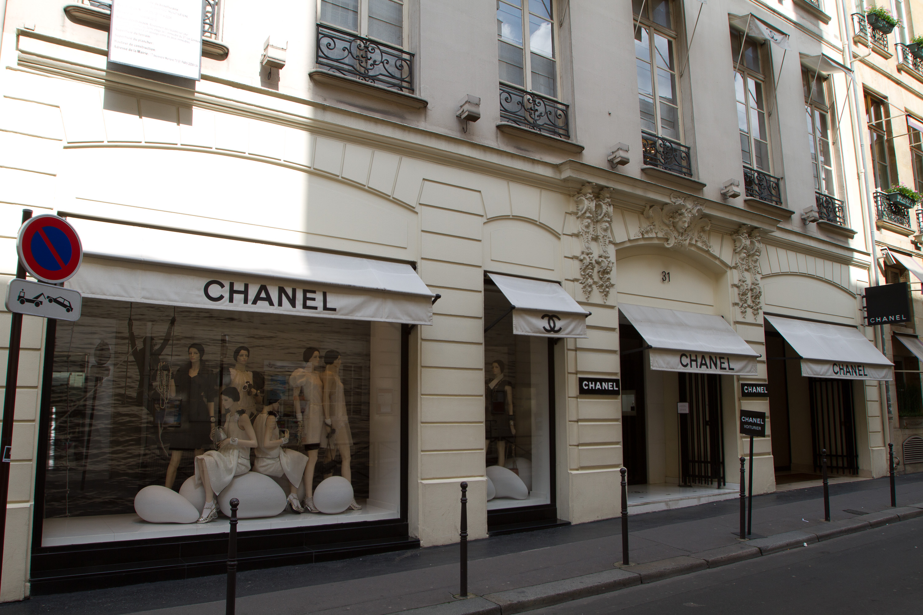 Matt Lanter & Angela Stacy sighting in Paris – May 7, 2012 Loja da Chanel na rue Cambon 31, em Paris