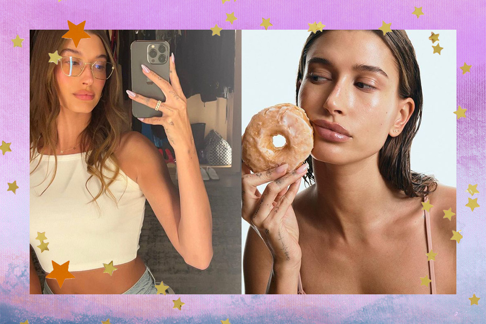 Montagem com fundo em degradê nos tons de roxo e azul de duas fotos de Hailey Bieber com a famosa glazed donut nails, esmaltação com cobertura bem similar ao glacê dos donuts estadunidenses.