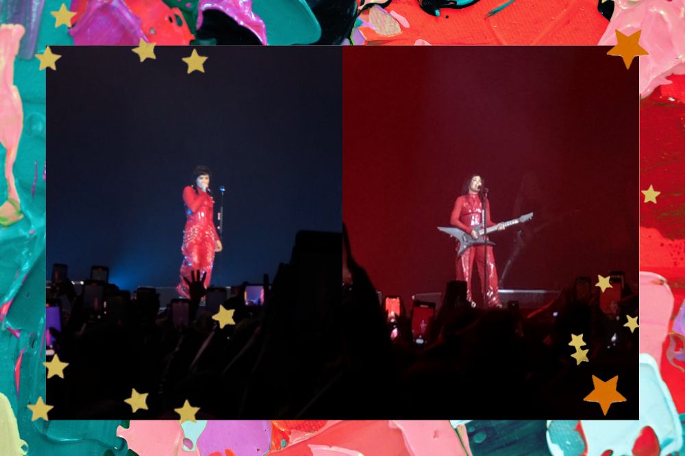 Duas fotos de Demi Lovato se apresentando em São Paulo e usando uma roupa vermelha; na primeira ela está segurando o microfone e cantando para o público em uma iluminação azul; na segunda, ela está tocando guitarra enquanto toca para o público em uma iluminação vermelha; a margem é uma textura de tintas nas cores azul, roxo, rosa, vermelho, preto, lilás e verde com estrelas amarelas e laranjas decorando a imagem