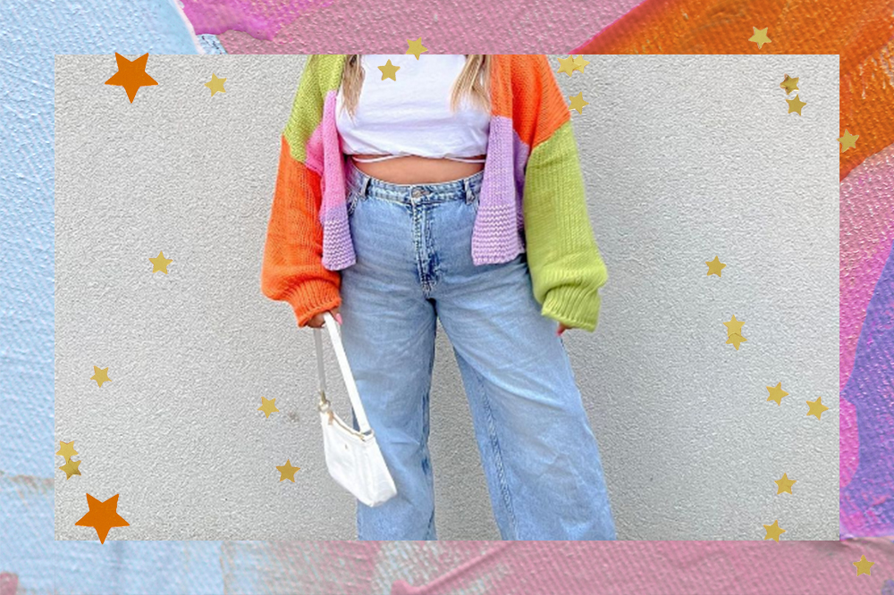 Montagem em fundo azul, rosa, laranja e lilás com estrelinhas douradas de garota usando camiseta cropped branca, cardigan colorido, calça jeans e bolsa branca