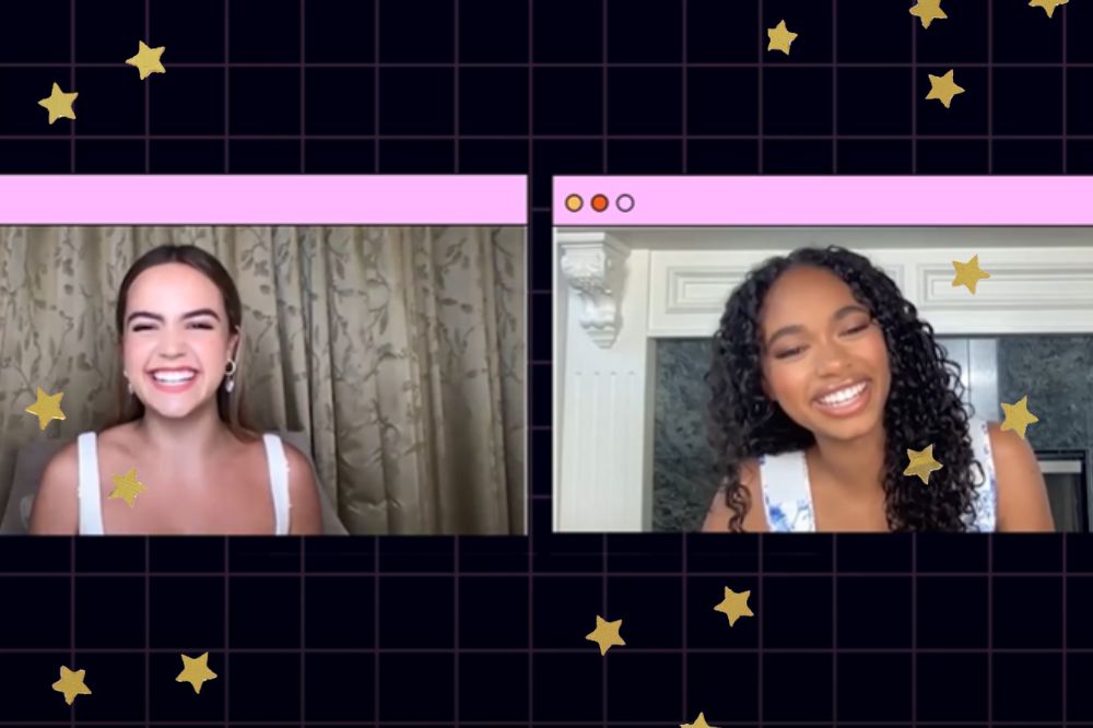 Bailee Madison e Chandler Kinney rindo; elas estão em telas separadas em uma entrevista virtual através de chamada de vídeo com uma moldura de navegador online rosa; o fundo é um quadriculado roxo com branco; estrelas amarelas decoram a imagem