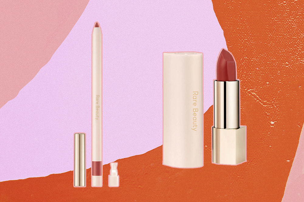 testamos-produtos-maquiagem-rare-beauty-batom Lápis labial e batom Kind Words na cor Bold, da Rare Beauty, em fundo rosa e laranja