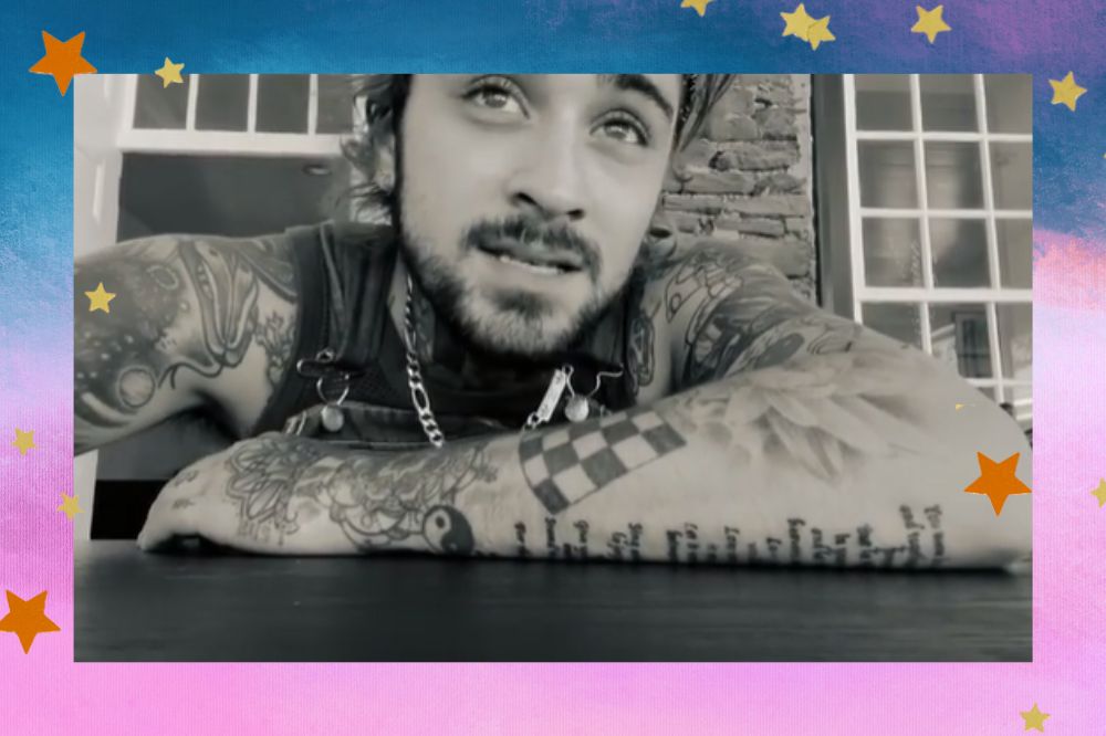 Foto em preto e branco de Zayn olhando para cima enquanto canta; a margem é uma textura nas cores azul, rosa, branco e roxo com estrelas amarelas e laranja decorando a imagem