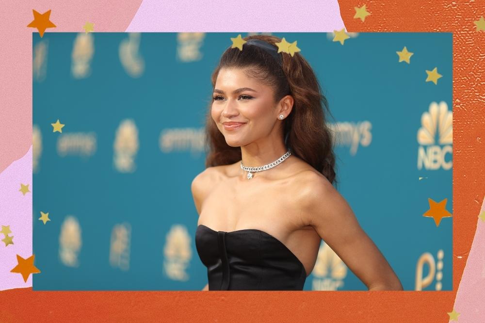 Montagem com o fundo colorido com a foto da Zendaya no tapete vermelho do Emmy 2022 no centro.