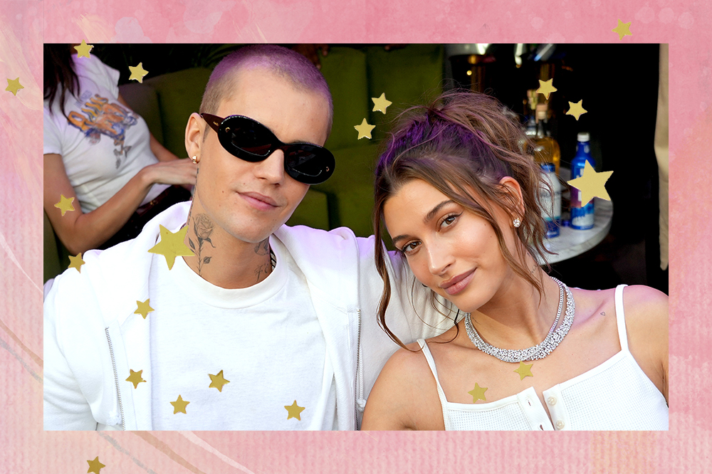 Justin e Hailey Bieber em montagem com fundo rosa e estrelinhas douradas