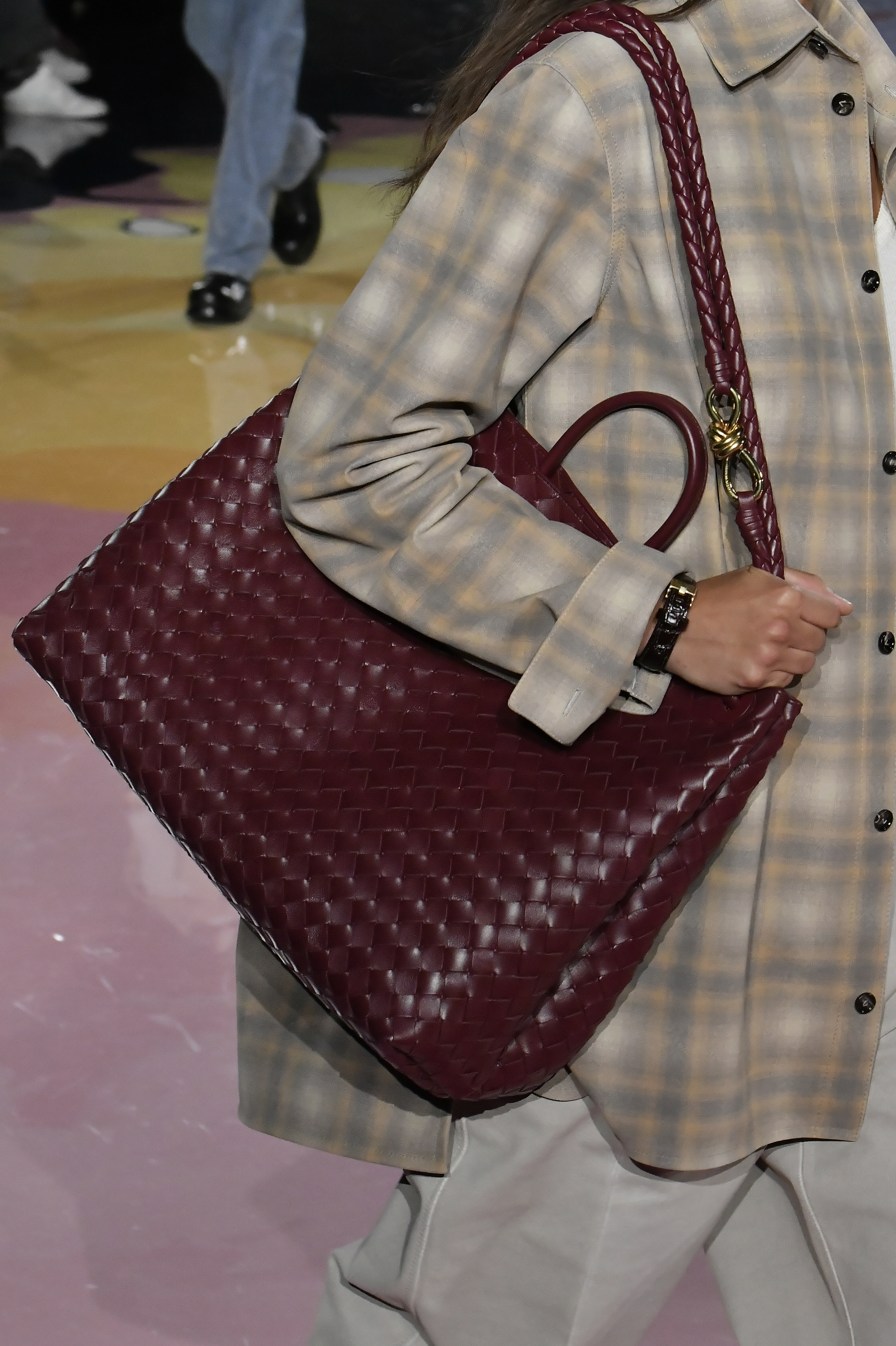 Bottega Veneta – Runway – Spring/Summer 2023 Milan Fashion Week Maxibolsa no desfile da Bottega Veneta primavera-verão 2023 na semana de moda de Milão