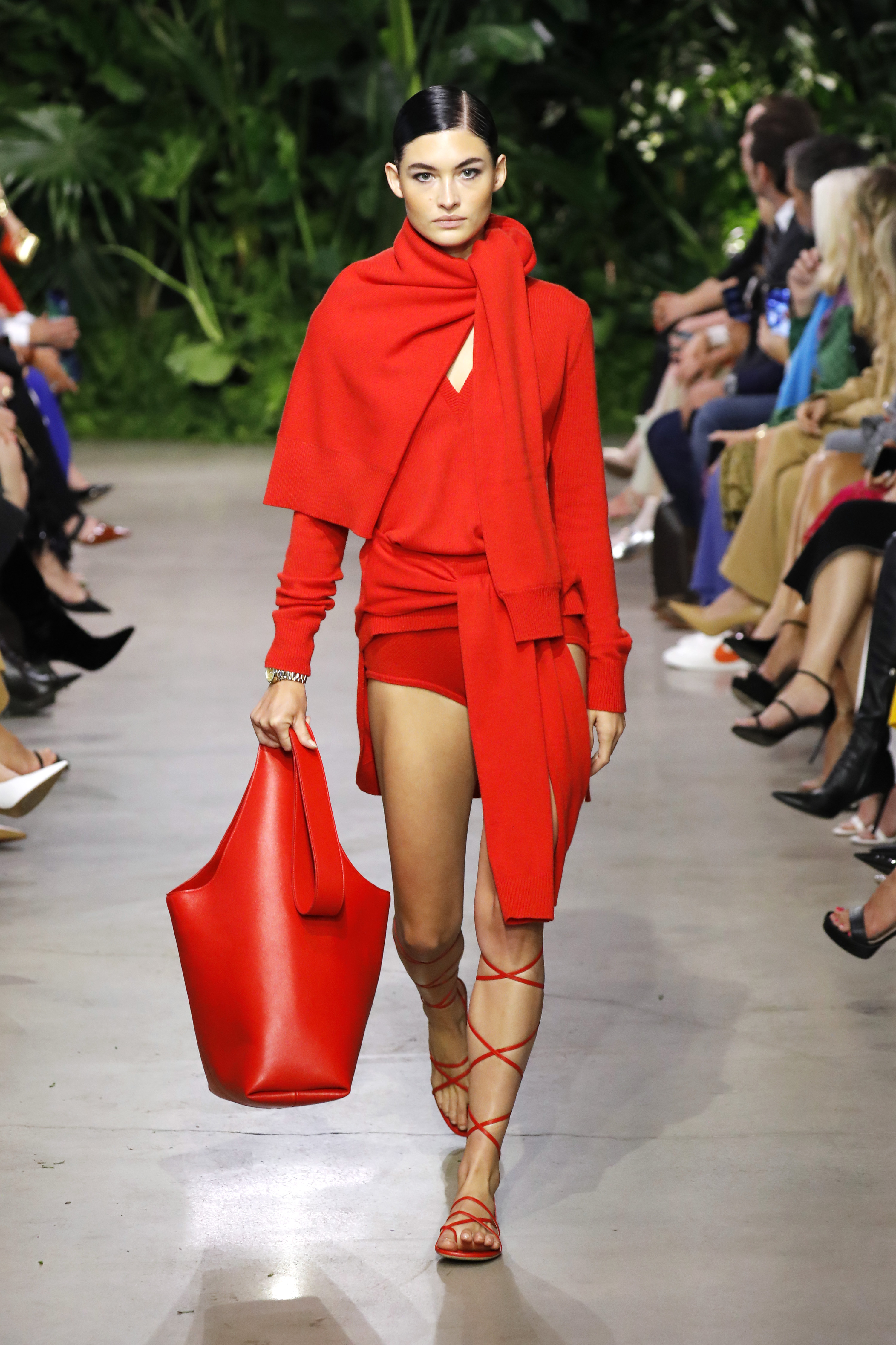 Michael Kors Collection Spring/Summer 2023 Runway Show Modelo usando look todo vermelho e carregando maxibolsa em desfile de primavera-verão 2023 da Michael Kors na semana de moda de Nova York
