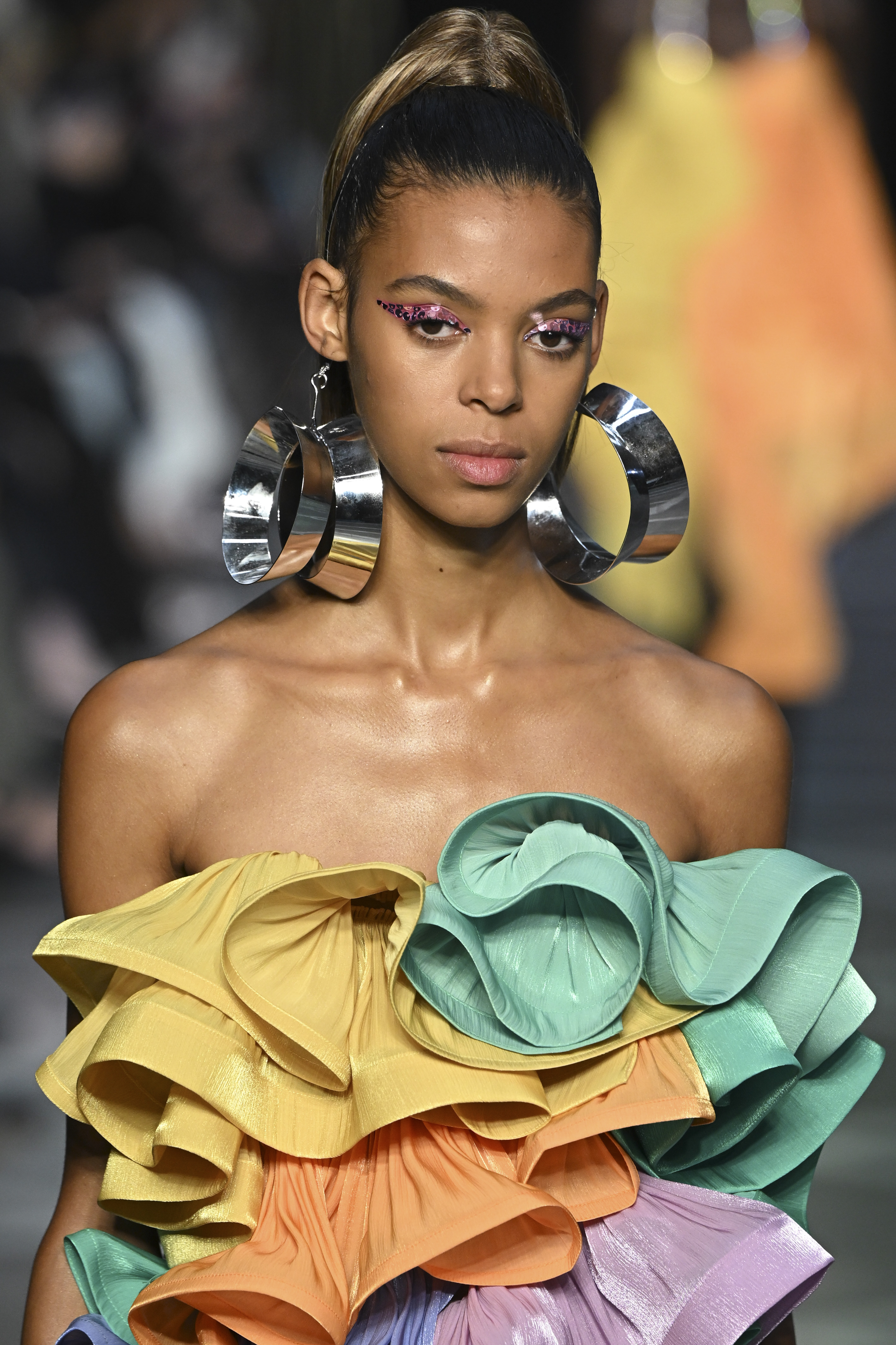 Halpern – Runway – Spring/Summer 2023 Modelo usando maxibrincos de argola em Desfile de primavera-verão 2023 da Halpern na semana de moda de Londres