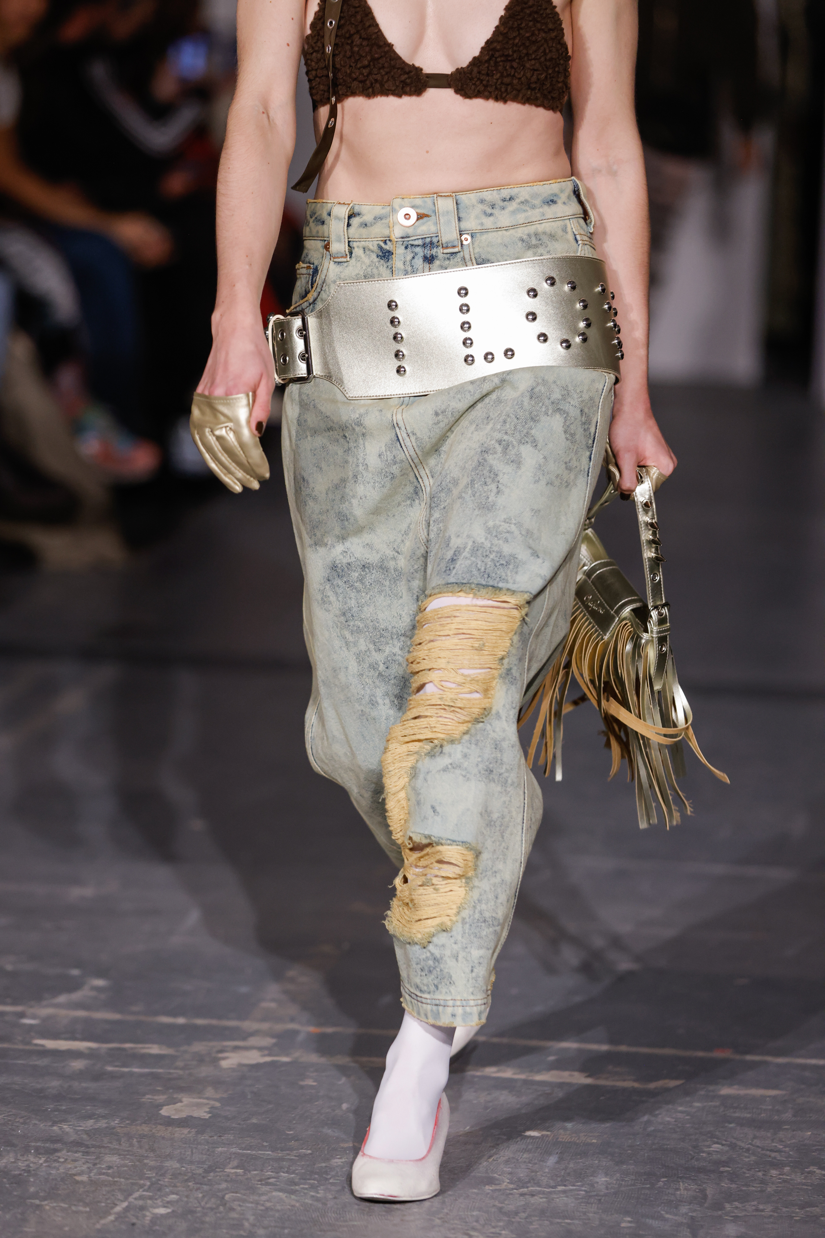 Vaquera : Runway – Paris Fashion Week – Womenswear Spring/Summer 2023 Modelo usando maxicinto metalizado e calça jeans em Desfile de primavera-verão 2023 da Vaquera na semana de moda de Paris