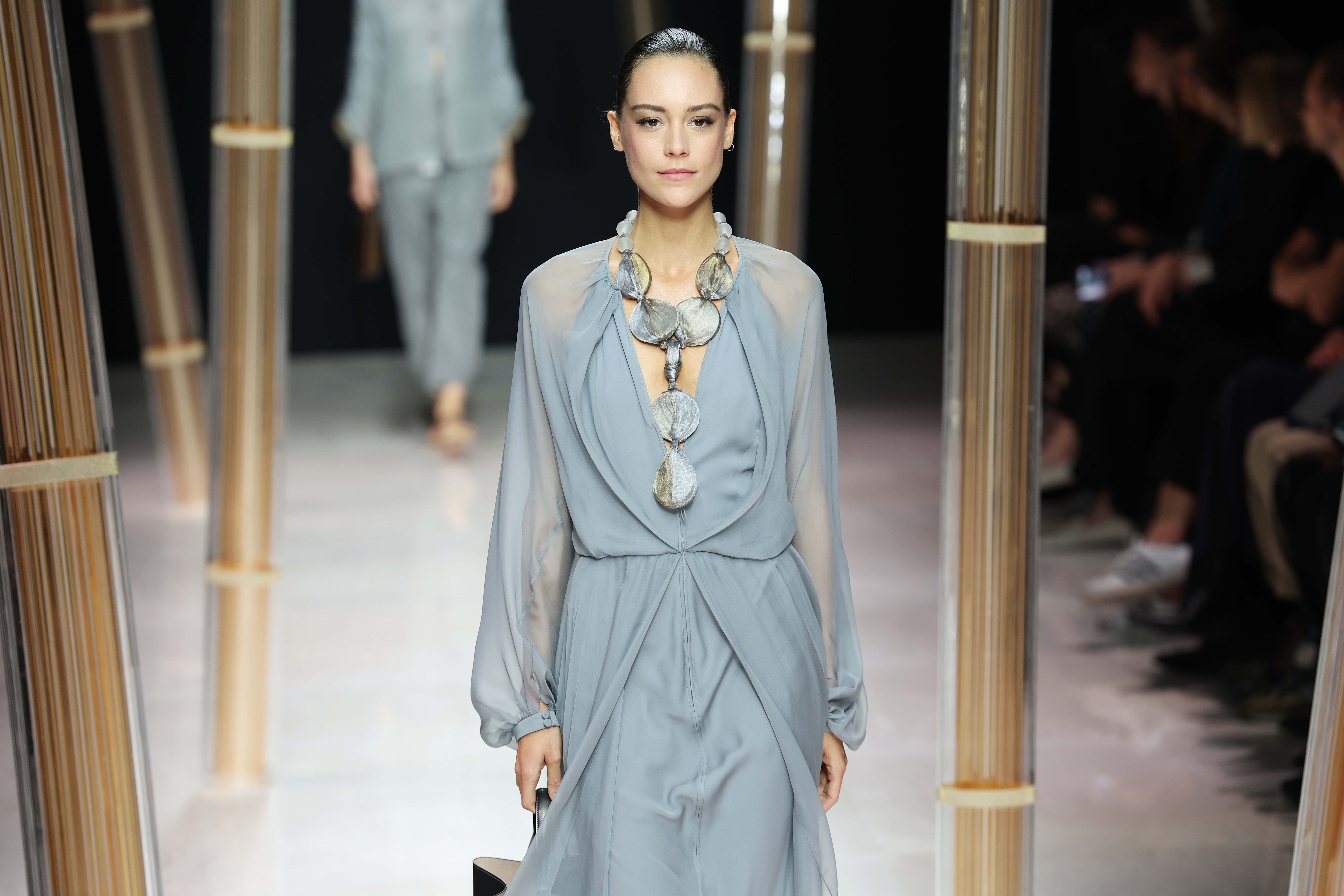 Giorgio Armani – Alternative Views – Milan Fashion Week Womenswear Spring/Summer 2023 Modelo usando look azul claro e maxicolar em desfile de primavera-verão 2023 da Giorgio Armani na semana de moda de Milão