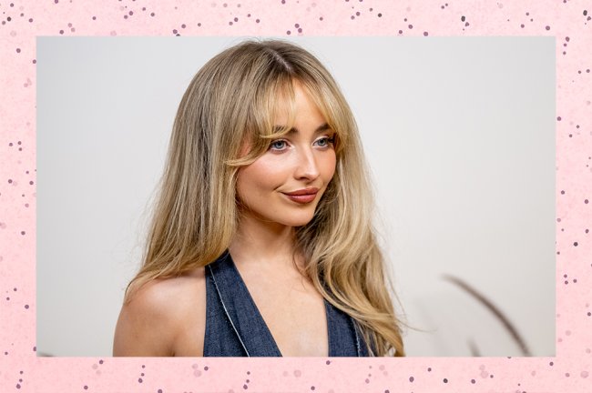 Sabrina Carpenter em uma foto de ângulo lateral em montagem com fundo rosa cheio de bolinhas