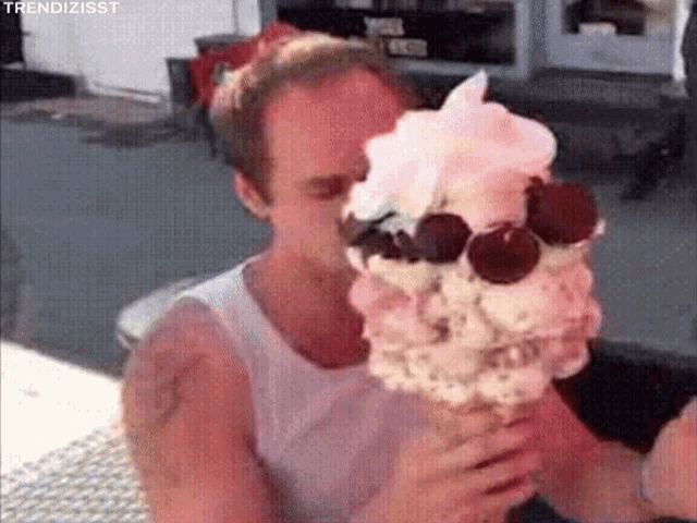 gif de pessoas tomando sorvete gif de pessoas tomando sorvete
