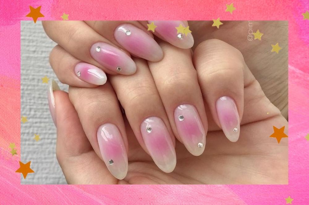 Montagem com o fundo rosa e detalhe de estrelas nas bordas com a foto das unhas blush no centro.