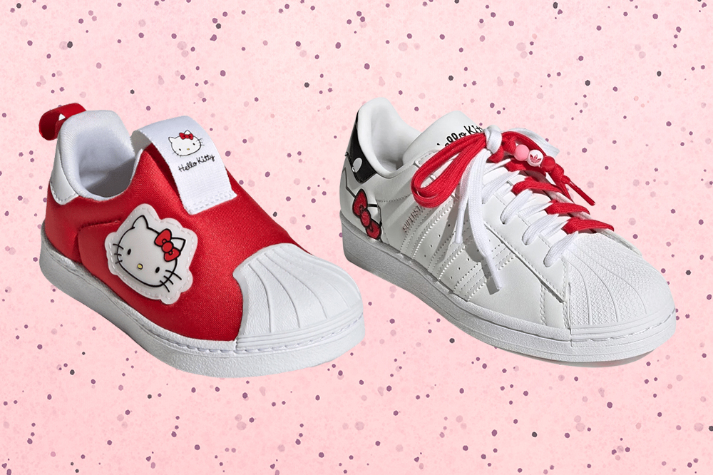 tenis-colecao-adidas-hello-kitty-06 Dois tênis Superstar da coleção da Adidas com a Hello Kitty em fundo rosa com bolinhas