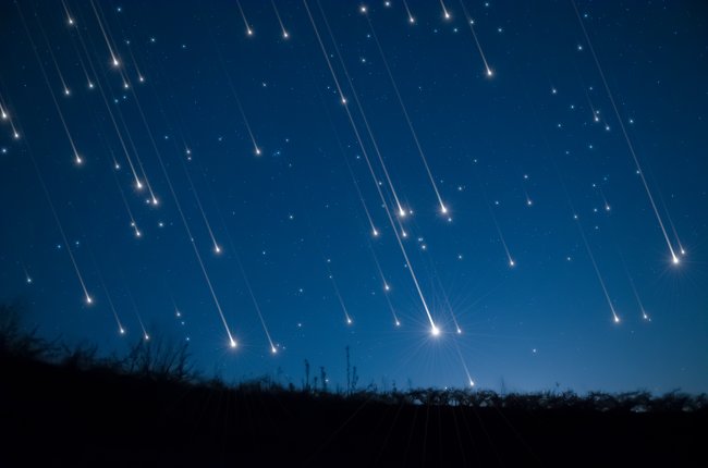 Chuva de meteoros sobre um céu azul escuro