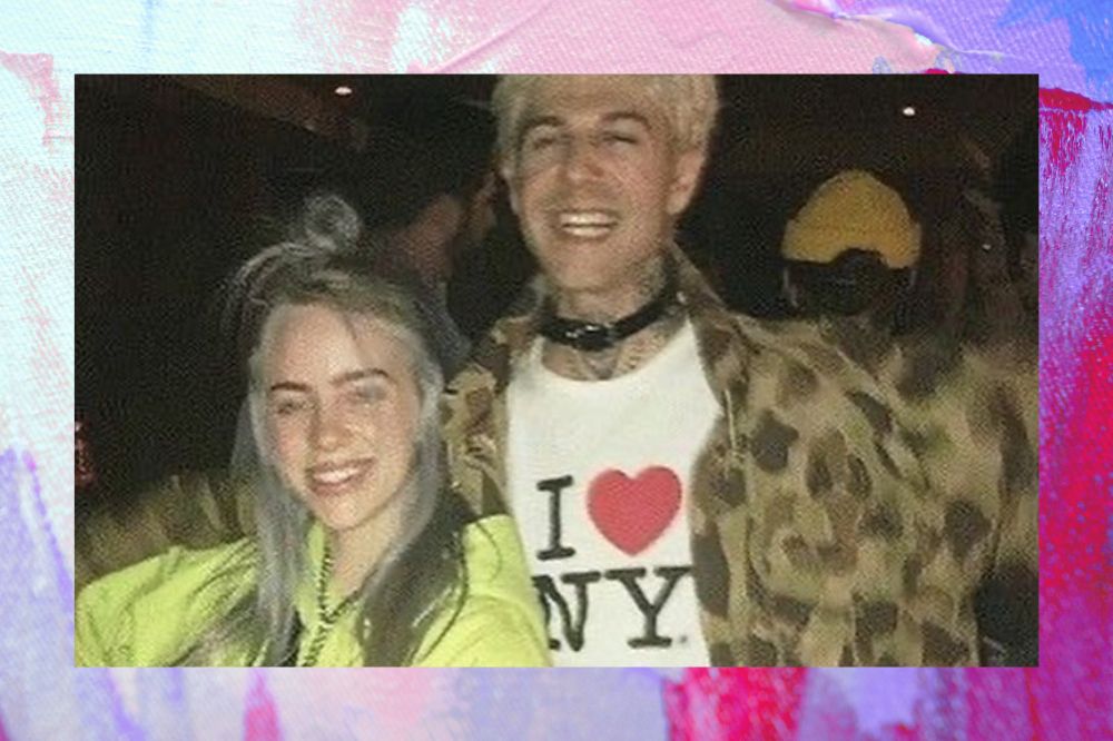 Billie Eilish e Jesse Rutherford sorrindo para foto