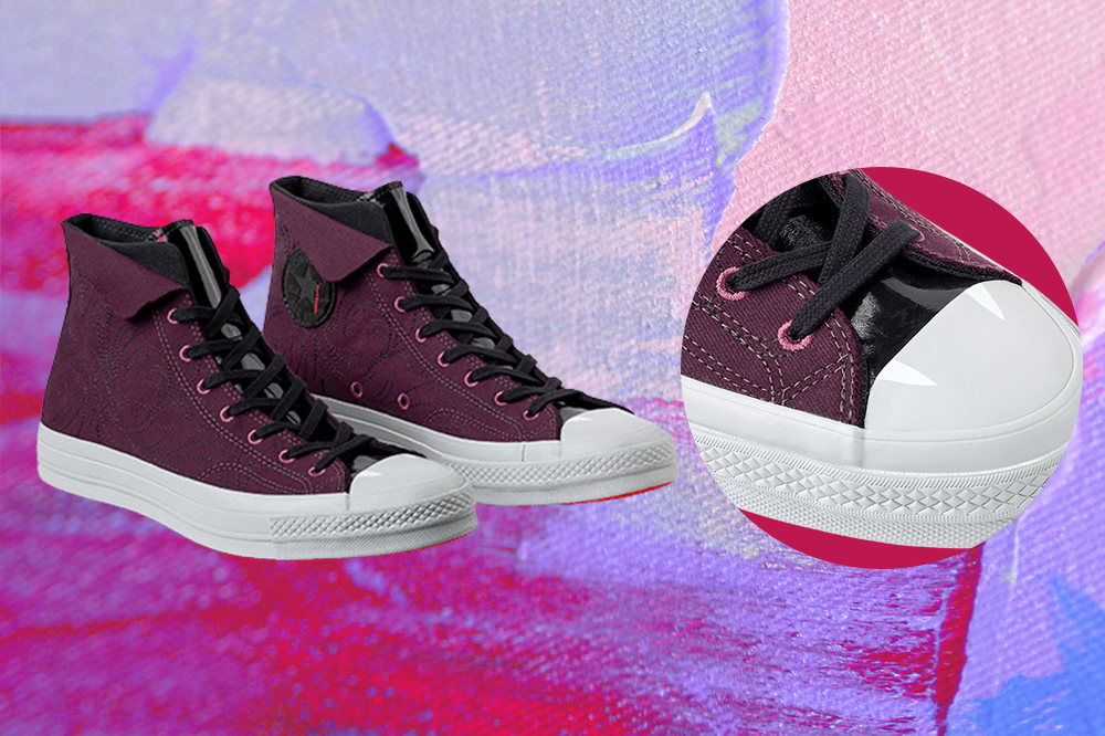 Tênis inspirado no Conde Drácula da coleção de Halloween da Converse em montagem com fundo roxo e lilás