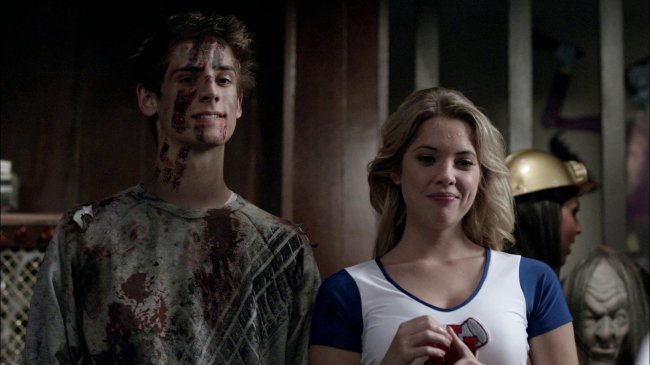 Por que as pessoas usam fantasias no Halloween? Cena de um episódio de Halloween de Supernatural. Personagens estão em uma festa de Dia das Bruxas