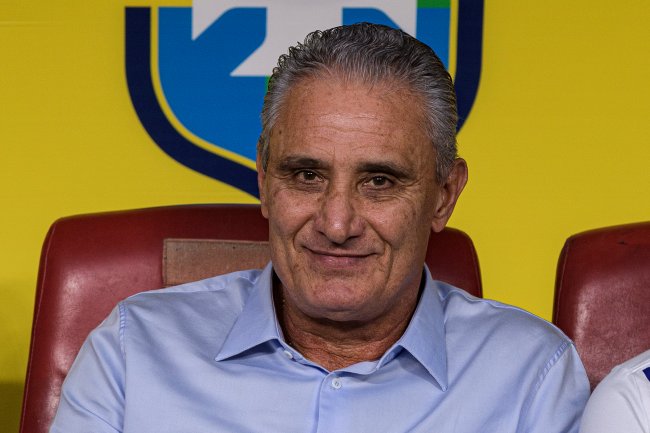 Tite, técnico da Seleção Brasileira. Ele é um homem branco, por volta dos 60 anos