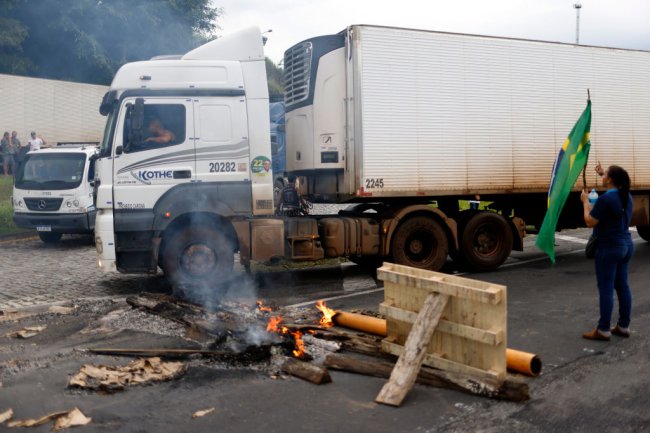 Pro Bolsonaro Truck Drivers Block Roads After Election Defeat