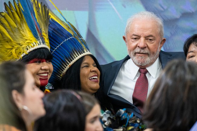 Na COP27, Lula sugere Amazônia como sede e promete “desmatamento zero” Lula ao lado de Sonia Guajajara na COP27, no Egito