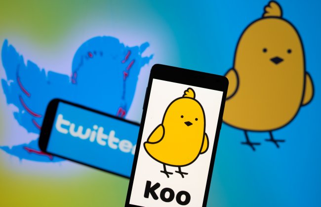 Que Koo é esse que está geral falando? Saiba mais sobre o App do momento Imagens dos aplicativos Twitter e Koo. Ambos tem pássaros como logo, mas um é azul e o outro é amarelo