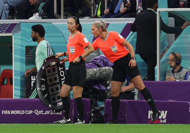 Yoshimi Yamashita e a brasileira Neuza Back em campo copa Yoshimi Yamashita e a brasileira Neuza Back em campo