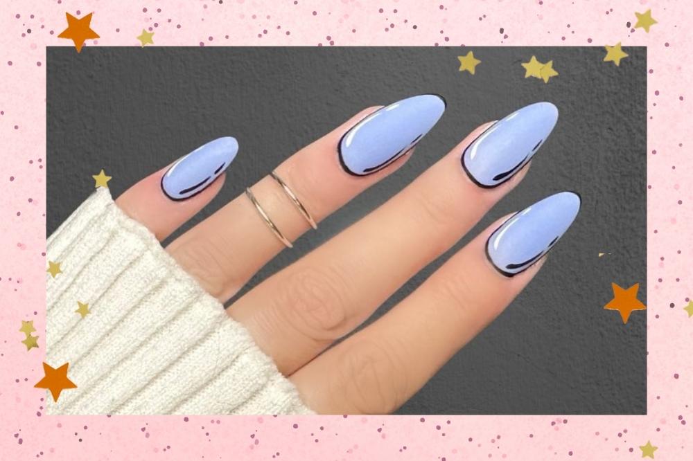 Montagem com o fundo rosa com pontos pretos e detalhe de estrelas nas bordas com a foto de uma mão com as unhas pintadas de azul claro decoradas com o efeito de história em quadrinhos.