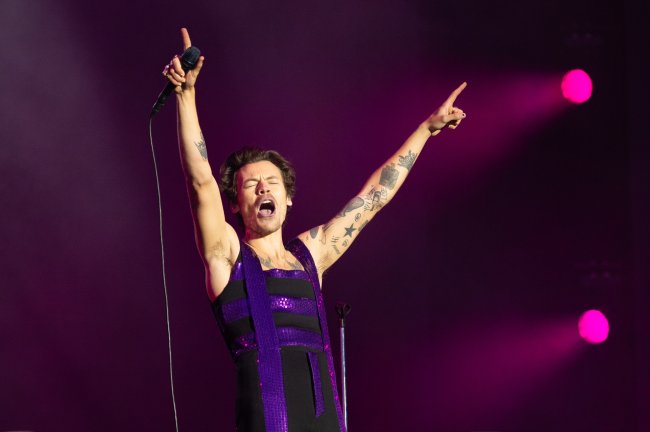 Radio 1’s Big Weekend 2022 – Day 3 Harry Styles com os olhos fechados, mãos para cima e segurando microfone em show