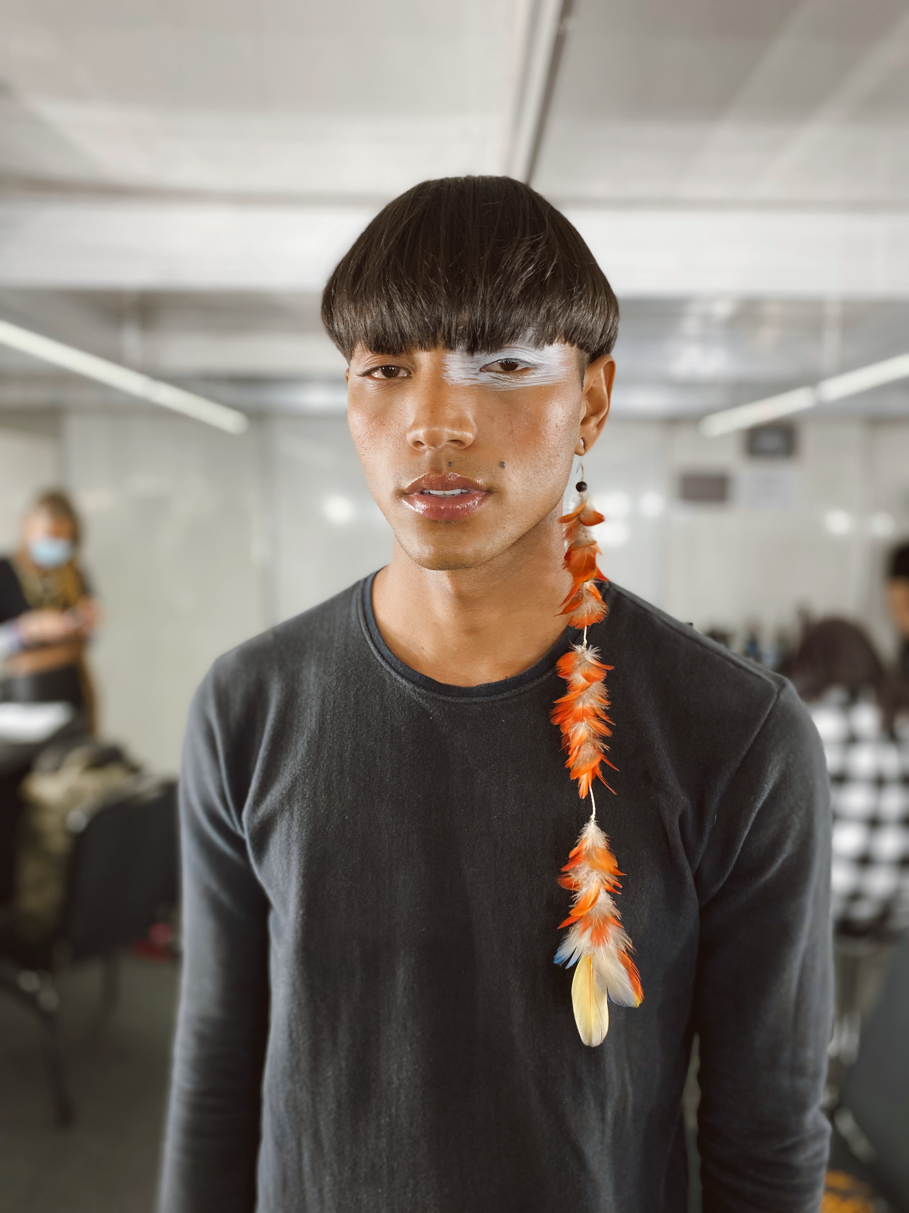 Noah Alef nos bastidores do SPFW N54, antes do desfile da Sou de Algodão