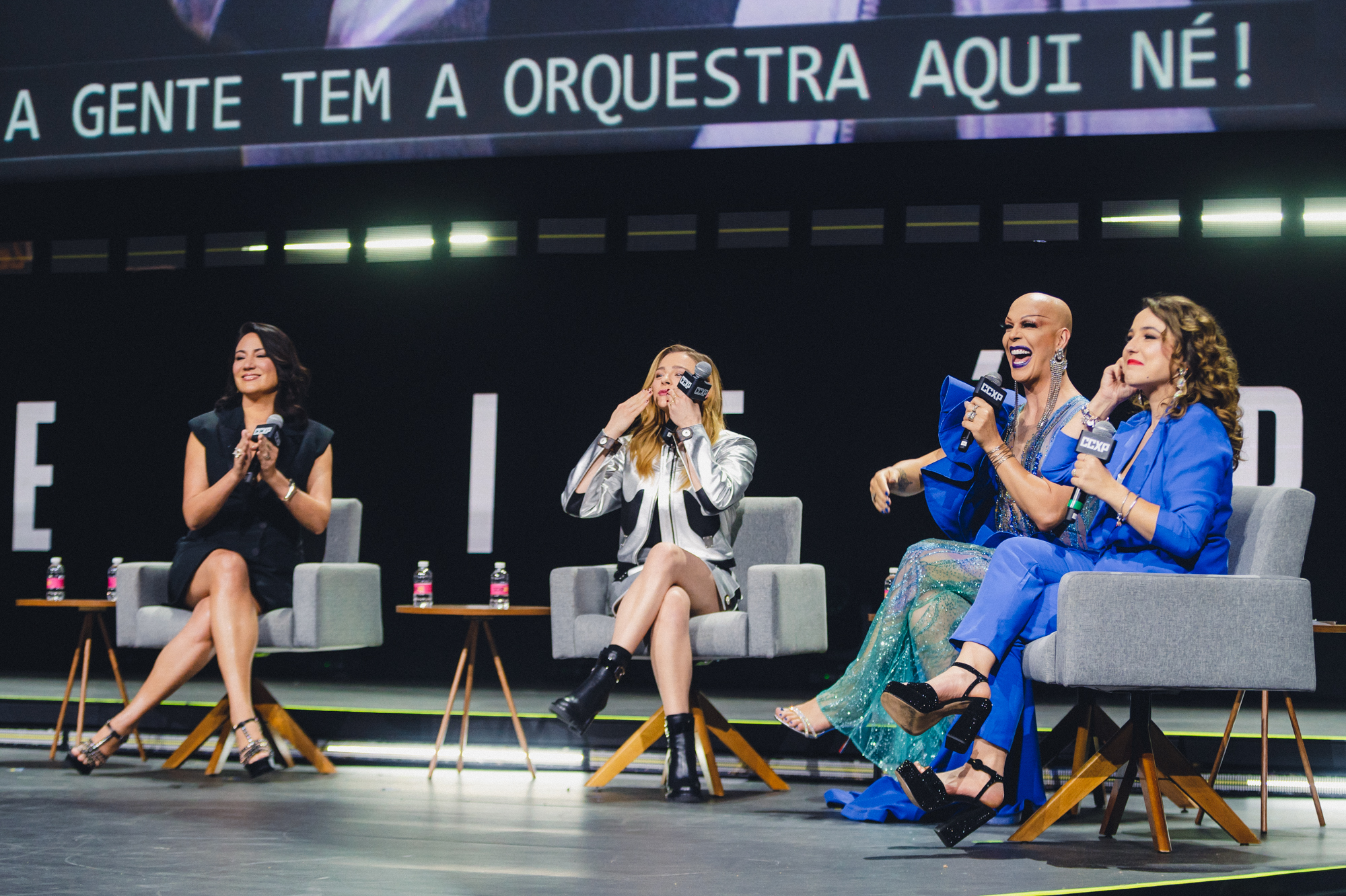 Chloe Grace Moretz, Lisa Joy e apresentadores no painel da Prime Video na CCXP22