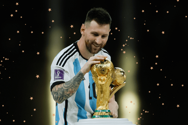 Messi fazendo carinho na taça da Copa do Mundo do Catar