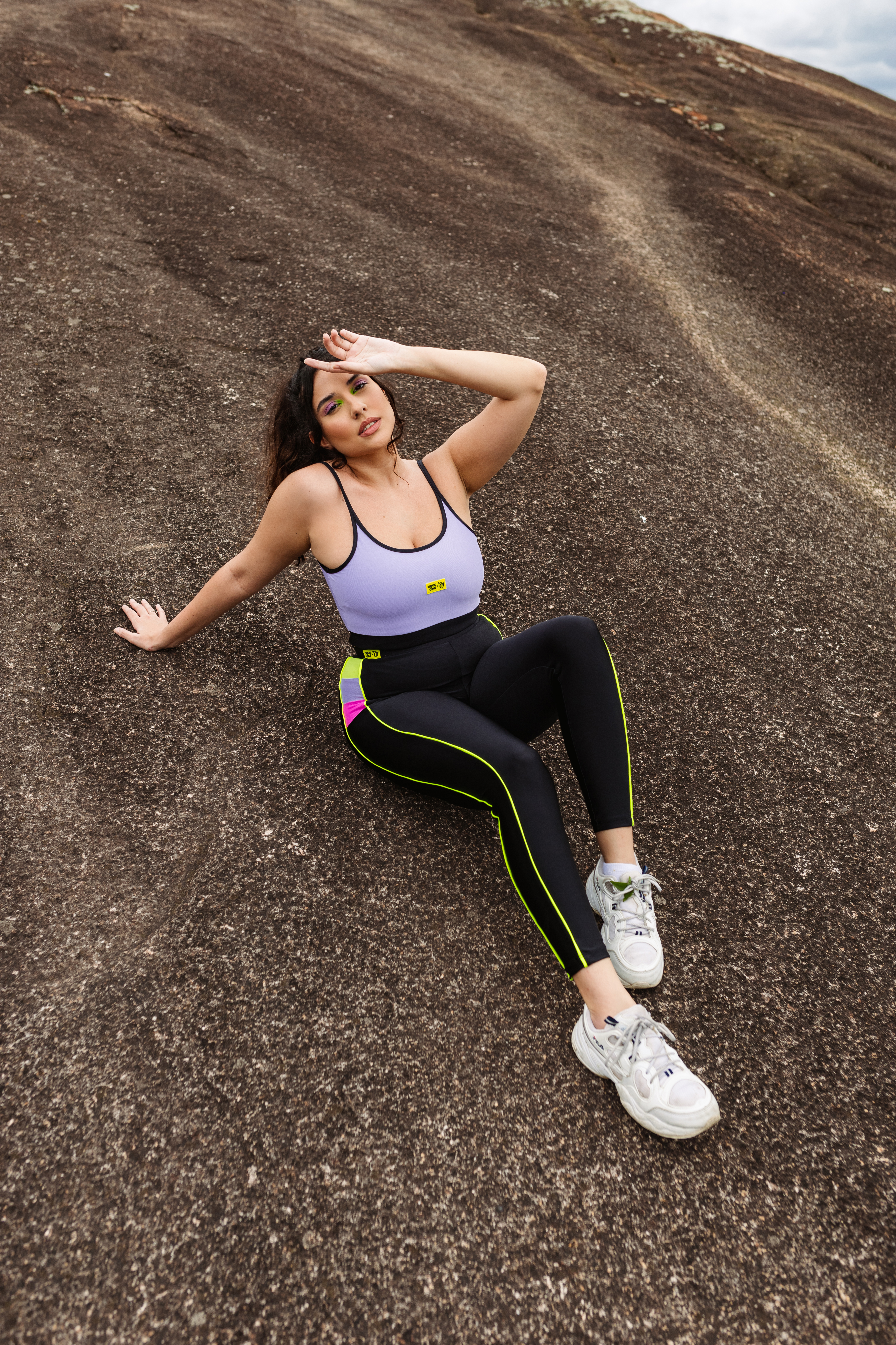 Modelo usando top e legging da Coleção de roupas da CAPRICHO com a Agua Azul no mood Aguete Happy