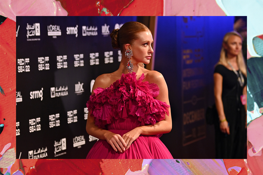 Marina Ruy no Red Sea International Film Festival, na Arábia Saudita, usando vestido magenta, cor do ano de 2023 segundo a Pantone